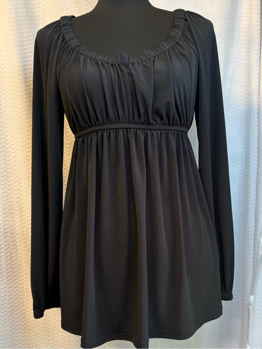 Liz Lange Maternity Black Baby Doll 
Long sleeved top.   Like new
Size M
